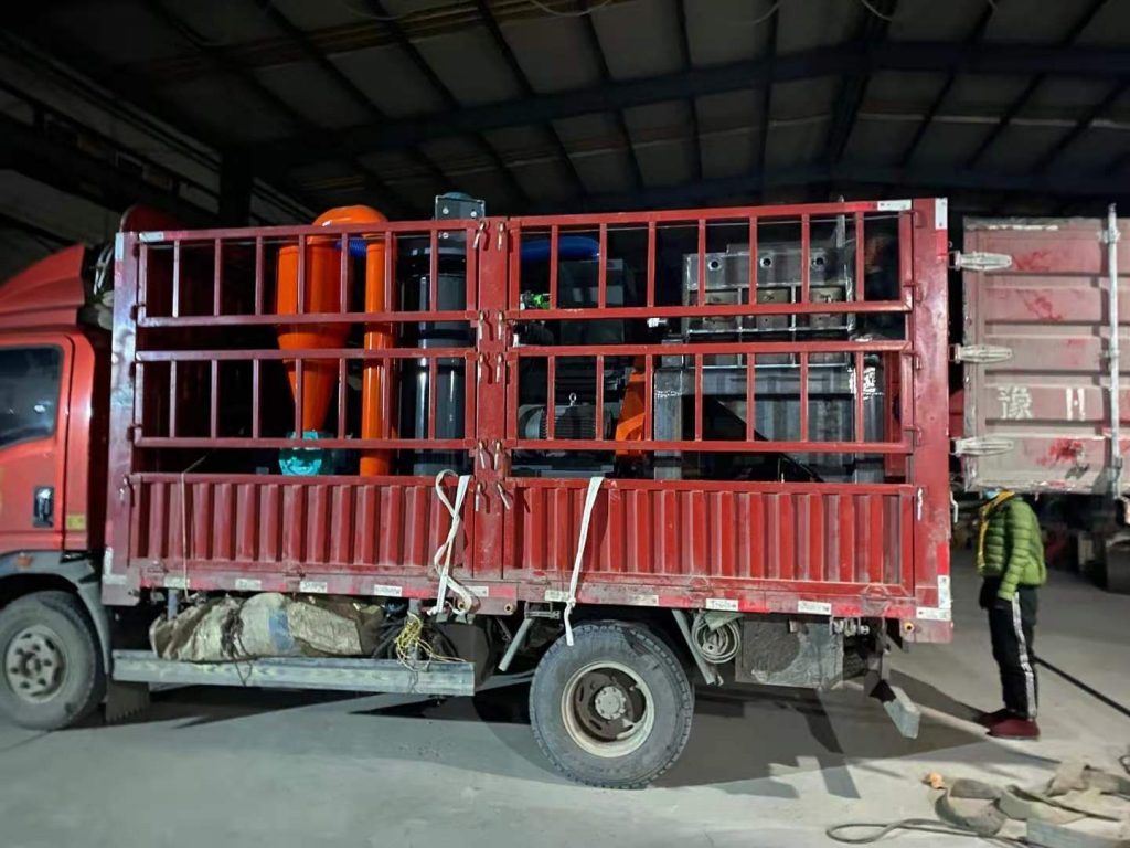 La máquina de reciclaje de alambre de cobre, la rectificadora de aluminio y plástico y la trituradora enfriada por agua están listas para nuestro cliente chino